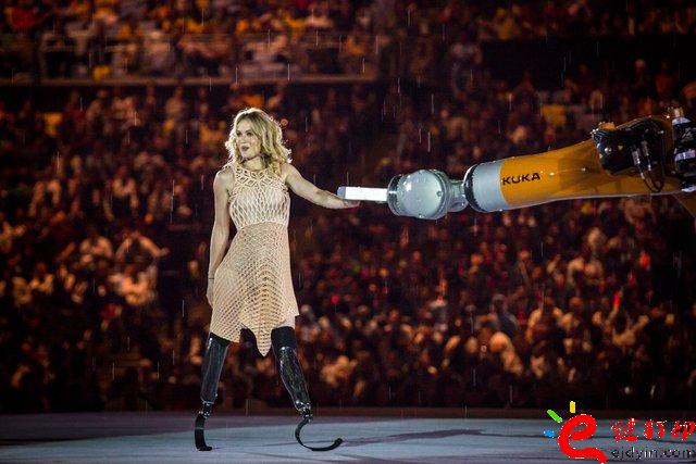 3D打印服裝_殘奧會(huì)開幕式之星Amy Purdy的3D打印連衣裙閃耀舞臺(tái) 3D打印服裝_殘奧會(huì)開幕式之星Amy Purdy的3D打印連衣裙閃耀舞臺(tái)
