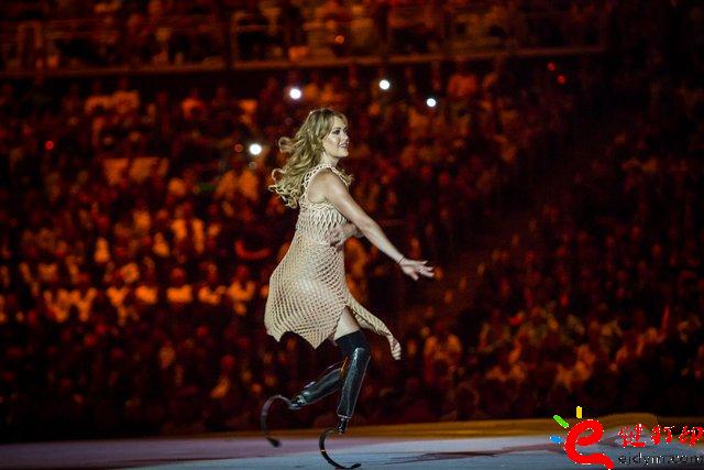 3D打印服裝_殘奧會(huì)開幕式之星Amy Purdy的3D打印連衣裙閃耀舞臺(tái) 3D打印服裝_殘奧會(huì)開幕式之星Amy Purdy的3D打印連衣裙閃耀舞臺(tái)