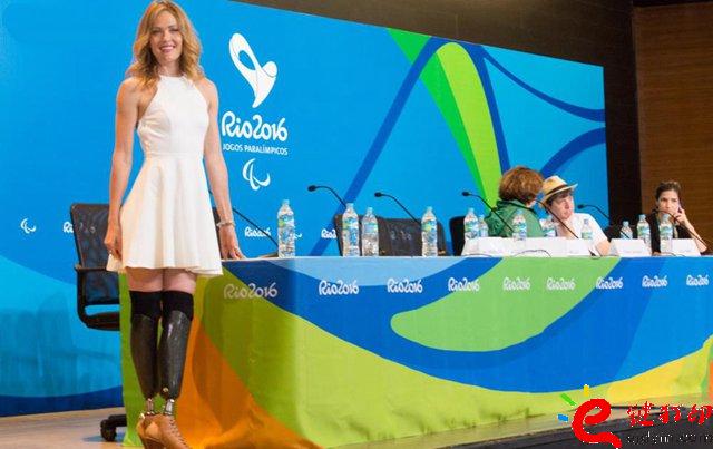 3D打印服裝_殘奧會(huì)開幕式之星Amy Purdy的3D打印連衣裙閃耀舞臺(tái) 3D打印服裝_殘奧會(huì)開幕式之星Amy Purdy的3D打印連衣裙閃耀舞臺(tái)