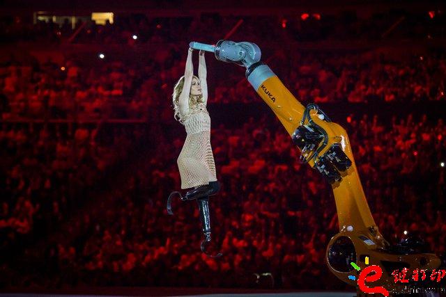 3D打印服裝_殘奧會(huì)開幕式之星Amy Purdy的3D打印連衣裙閃耀舞臺(tái) 3D打印服裝_殘奧會(huì)開幕式之星Amy Purdy的3D打印連衣裙閃耀舞臺(tái)