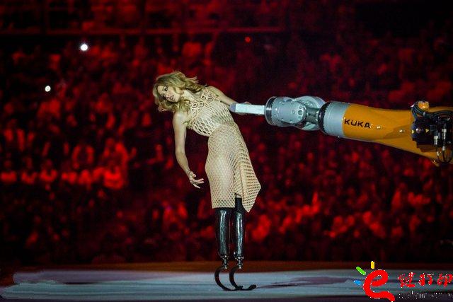 3D打印服裝_殘奧會(huì)開幕式之星Amy Purdy的3D打印連衣裙閃耀舞臺(tái) 3D打印服裝_殘奧會(huì)開幕式之星Amy Purdy的3D打印連衣裙閃耀舞臺(tái)