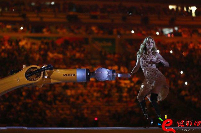 3D打印服裝_殘奧會(huì)開幕式之星Amy Purdy的3D打印連衣裙閃耀舞臺(tái) 3D打印服裝_殘奧會(huì)開幕式之星Amy Purdy的3D打印連衣裙閃耀舞臺(tái)