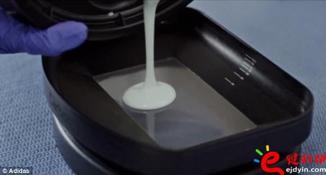 阿迪達(dá)斯率先推出3D打印量產(chǎn)時(shí)尚跑鞋,大量節(jié)約開(kāi)模具成本 阿迪達(dá)斯率先推出3D打印量產(chǎn)時(shí)尚跑鞋,大量節(jié)約開(kāi)模具成本