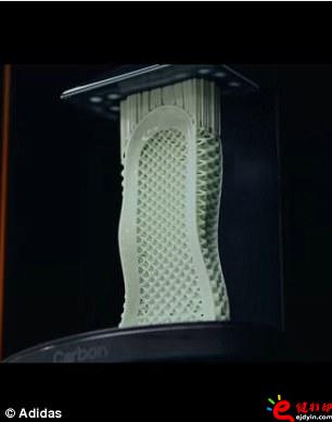 阿迪達(dá)斯率先推出3D打印量產(chǎn)時(shí)尚跑鞋,大量節(jié)約開(kāi)模具成本 阿迪達(dá)斯率先推出3D打印量產(chǎn)時(shí)尚跑鞋,大量節(jié)約開(kāi)模具成本